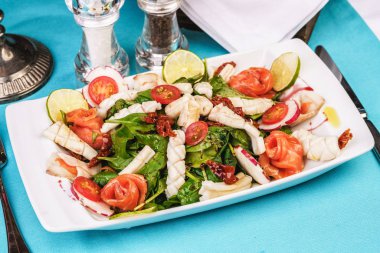 Izgara kalamar, somon, turp, arugula, kiraz domates ve balsamik soslu biber ile Akdeniz salatası