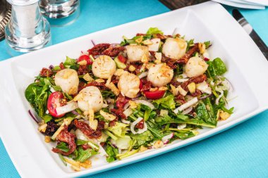 Turp Akdeniz salatası, arugula, kızarmış karides, biber, zeytinyağı ile salatalık