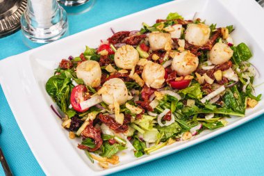 Turp Akdeniz salatası, arugula, kızarmış karides, biber, zeytinyağı ile salatalık