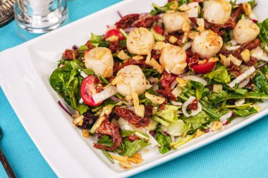 Turp Akdeniz salatası, arugula, kızarmış karides, biber, zeytinyağı ile salatalık