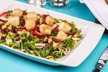 Turp Akdeniz salatası, arugula, kızarmış karides, biber, zeytinyağı ile salatalık