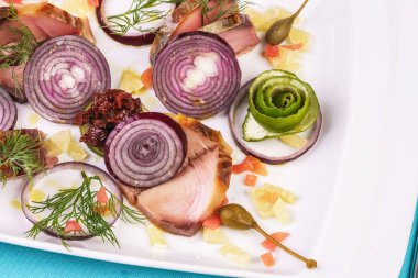 Avrupa mutfağı, Akdeniz yemeği. Dilimlenmiş tuzlu ve füme balık, yeşillik, baharat ve soğan ile taze sebze