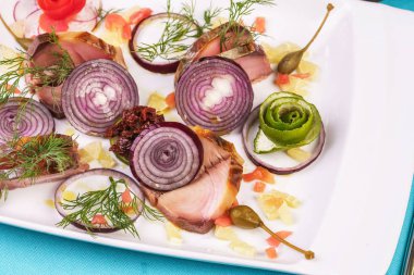 Avrupa mutfağı, Akdeniz yemeği. Dilimlenmiş tuzlu ve füme balık, yeşillik, baharat ve soğan ile taze sebze