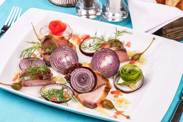 Avrupa Mutfağı Akdeniz Yemeği Dilimlenmiş Tuzlu Füme Balık Yeşillik Baharat — Stok fotoğraf