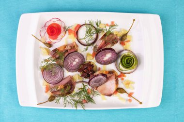 Avrupa mutfağı, Akdeniz yemeği. Dilimlenmiş tuzlu ve füme balık, yeşillik, baharat ve soğan ile taze sebze