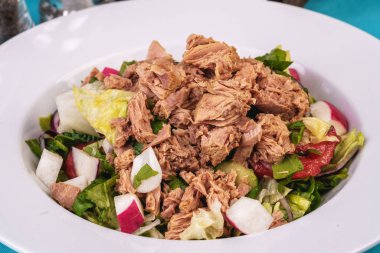 Deniz ürünleri, Akdeniz mutfağı. Yeşillik, salatalık, limon ve biber, turp ile deniz tonbalığı balık Salatası. Japon yemekleri