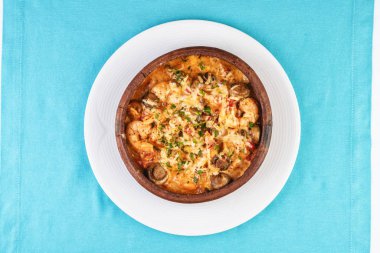 Avrupa mutfağı, Akdeniz yemeği. Et, sebze ve deniz ürünleri yahnisi, peynir kabuğunun altındaki bir tencerede pişirilir