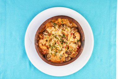 Avrupa mutfağı, Akdeniz yemeği. Et, sebze ve deniz ürünleri yahnisi, peynir kabuğunun altındaki bir tencerede pişirilir