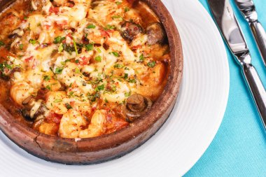 Avrupa mutfağı, Akdeniz yemeği. Et, sebze ve deniz ürünleri yahnisi, peynir kabuğunun altındaki bir tencerede pişirilir