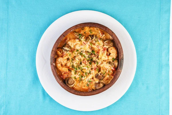 Avrupa mutfağı, Akdeniz yemeği. Et, sebze ve deniz ürünleri yahnisi, peynir kabuğunun altındaki bir tencerede pişirilir