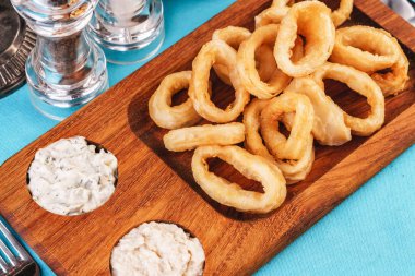 Avrupa mutfağı, Akdeniz yemeği. Kalamar halkaları krema sos lu bira ve buğulanmış pirinç için meyilli atıştırmalık kızarmış