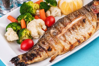 Akdeniz yemeği, Avrupa mutfağı. Gökkuşağı alabalığı, ızgara, sebze ile servis - domates, marul, turp, buzdağı lahana