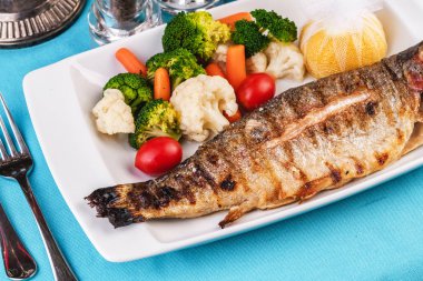 Akdeniz yemeği, Avrupa mutfağı. Gökkuşağı alabalığı, ızgara, sebze ile servis - domates, marul, turp, buzdağı lahana