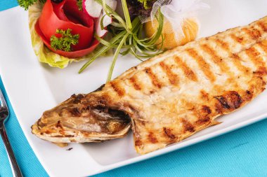 Akdeniz yemeği, Avrupa mutfağı. Gökkuşağı alabalığı, ızgara, sebze ile servis - domates, marul, turp, buzdağı lahana
