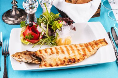 Akdeniz yemeği, Avrupa mutfağı. Gökkuşağı alabalığı, ızgara, sebze ile servis - domates, marul, turp, buzdağı lahana