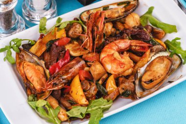 Akdeniz yemeği, Avrupa mutfağı. Kızarmış karides, midye, sebze, kırmızı ve yeşil biber, domates, yeşillik, arugula ve mantar ile kalamar