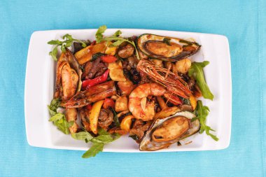 Akdeniz yemeği, Avrupa mutfağı. Kızarmış karides, midye, sebze, kırmızı ve yeşil biber, domates, yeşillik, arugula ve mantar ile kalamar