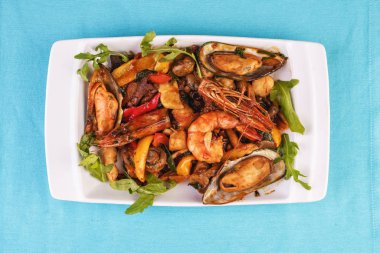 Akdeniz yemeği, Avrupa mutfağı. Kızarmış karides, midye, sebze, kırmızı ve yeşil biber, domates, yeşillik, arugula ve mantar ile kalamar