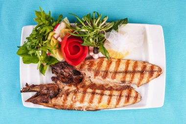 Avrupa mutfağı, Akdeniz yemeği. Nehir alabalık biftek, beyaz et balık, sebze, limon ve arugula ve domates salatası ile servis