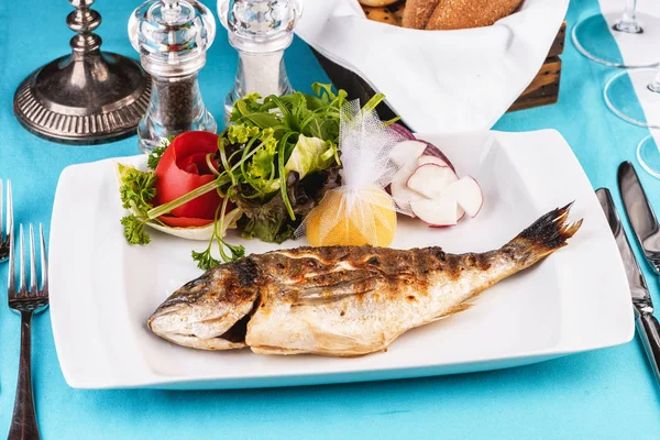 Middelhavsretten Europeisk Matrett Hel Fisk Som Bakt Ovnen Servert Med – stockfoto