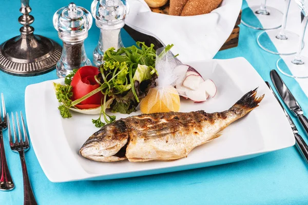 Prato Mediterrâneo Cozinha Europeia Peixe Inteiro Assado Forno Servido Com — Fotografia de Stock