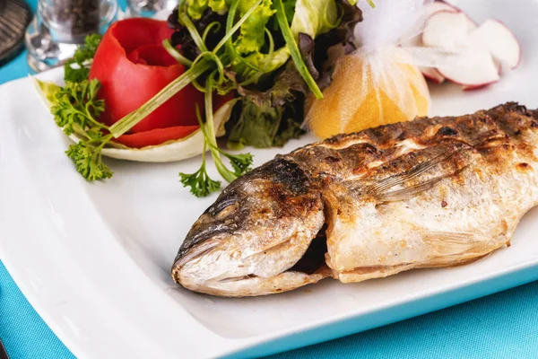 Mediterranean Dish European Cuisine Whole Fish Baked Oven Served Salad — Stock Photo, Image