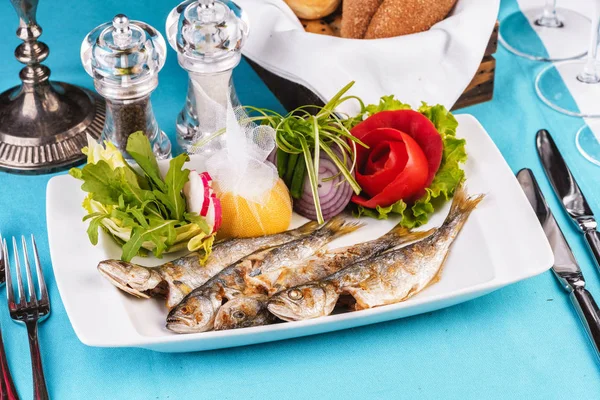 Middelhavsretten Europeisk Matrett Hele Lodde Med Fiskgrillet Lodde Servert Med – stockfoto