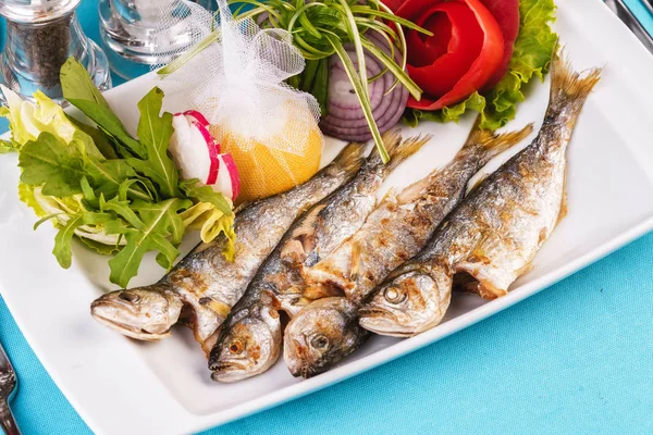 Prato Mediterrâneo Cozinha Europeia Peixe Inteiro Capelim Grelhado Servido Com — Fotografia de Stock