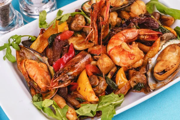 Mediterrán Étel Európai Konyha Párolt Garnélarák Kagylót Squids Zöldségekkel Piros — Stock Fotó