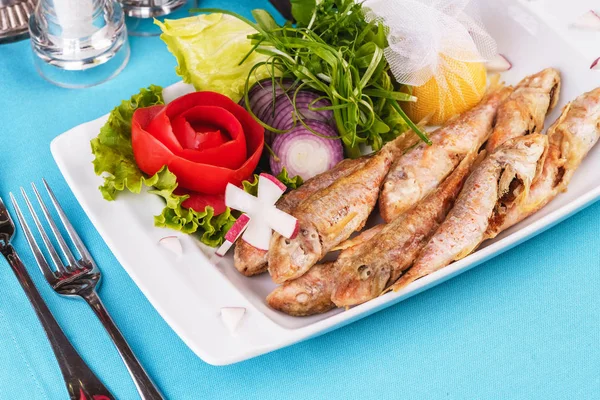 Medelhavsmat Rätt Europeiska Rätter Hel Fisk Grillad Capelin Serveras Med — Stockfoto