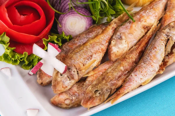 Prato Mediterrâneo Cozinha Europeia Peixe Inteiro Capelim Grelhado Servido Com — Fotografia de Stock