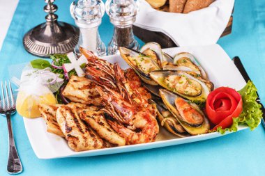 Avrupa mutfağı, Akdeniz yemeği. Çeşitli deniz ızgarası ile plaka. Kızarmış balık, limonlu kral karides, istiridye soslu midye, colmar halkaları, yengeç eti