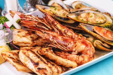 Avrupa mutfağı, Akdeniz yemeği. Çeşitli deniz ızgarası ile plaka. Kızarmış balık, limonlu kral karides, istiridye soslu midye, colmar halkaları, yengeç eti