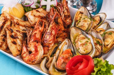 Avrupa mutfağı, Akdeniz yemeği. Çeşitli deniz ızgarası ile plaka. Kızarmış balık, limonlu kral karides, istiridye soslu midye, colmar halkaları, yengeç eti