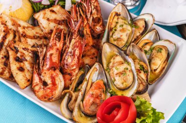 Avrupa mutfağı, Akdeniz yemeği. Çeşitli deniz ızgarası ile plaka. Kızarmış balık, limonlu kral karides, istiridye soslu midye, colmar halkaları, yengeç eti