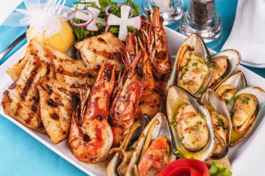 Avrupa mutfağı, Akdeniz yemeği. Çeşitli deniz ızgarası ile plaka. Kızarmış balık, limonlu kral karides, istiridye soslu midye, colmar halkaları, yengeç eti