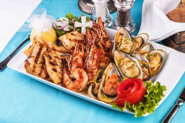 Avrupa mutfağı, Akdeniz yemeği. Çeşitli deniz ızgarası ile plaka. Kızarmış balık, limonlu kral karides, istiridye soslu midye, colmar halkaları, yengeç eti