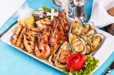 Avrupa mutfağı, Akdeniz yemeği. Çeşitli deniz ızgarası ile plaka. Kızarmış balık, limonlu kral karides, istiridye soslu midye, colmar halkaları, yengeç eti