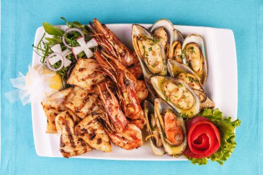 Avrupa mutfağı, Akdeniz yemeği. Çeşitli deniz ızgarası ile plaka. Kızarmış balık, limonlu kral karides, istiridye soslu midye, colmar halkaları, yengeç eti