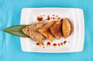 Özbek mutfağı, Orta Asya yemeği. Tandır samsa katmanlı hamur, sığır eti parçaları, soğan, yağ kuyruk, tandır-Özbek ulusal kil fırında pişmiş