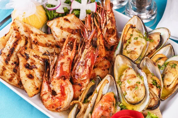 Avrupa mutfağı, Akdeniz yemeği. Çeşitli deniz ızgarası ile plaka. Kızarmış balık, limonlu kral karides, istiridye soslu midye, colmar halkaları, yengeç eti