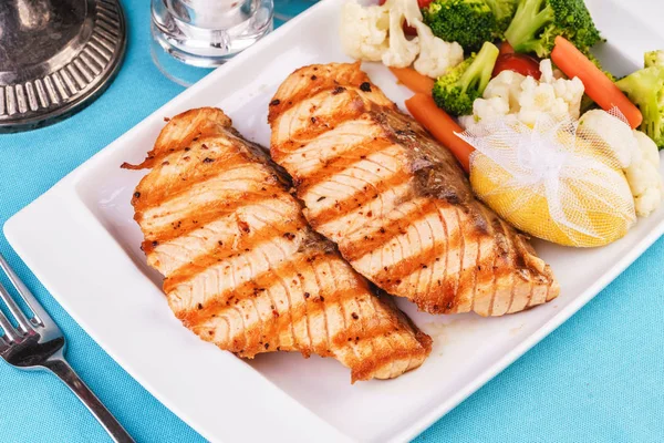 Meeresfrüchte Mediterrane Küche Gegrillter Meeresfrüchte Steakfisch Mit Gemüse Gurken Zitrone — Stockfoto