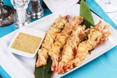 Avrupa mutfağı, Akdeniz yemeği. Tereyağında kızartılmış bütün karidesler ve kremalı hardal soslu bira için hamur atıştırması