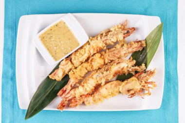 Avrupa mutfağı, Akdeniz yemeği. Tereyağında kızartılmış bütün karidesler ve kremalı hardal soslu bira için hamur atıştırması