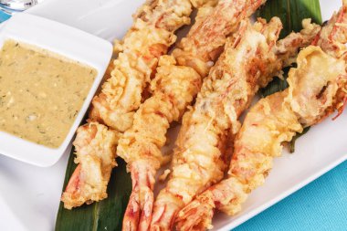 Avrupa mutfağı, Akdeniz yemeği. Tereyağında kızartılmış bütün karidesler ve kremalı hardal soslu bira için hamur atıştırması