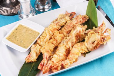 Avrupa mutfağı, Akdeniz yemeği. Tereyağında kızartılmış bütün karidesler ve kremalı hardal soslu bira için hamur atıştırması