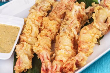 Avrupa mutfağı, Akdeniz yemeği. Tereyağında kızartılmış bütün karidesler ve kremalı hardal soslu bira için hamur atıştırması