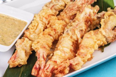 Avrupa mutfağı, Akdeniz yemeği. Tereyağında kızartılmış bütün karidesler ve kremalı hardal soslu bira için hamur atıştırması