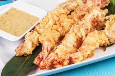 Avrupa mutfağı, Akdeniz yemeği. Tereyağında kızartılmış bütün karidesler ve kremalı hardal soslu bira için hamur atıştırması