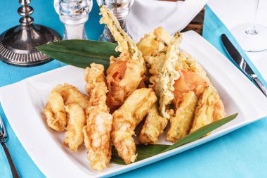 Avrupa mutfağı, Akdeniz yemeği. Bütün yengeç bacaklar, yengeç eti tereyağı meyilli kızarmış, kremhardal soslu bira snack